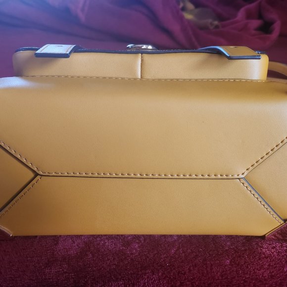 Michael Kors Manhattan Satchel - Picture 10 of 11